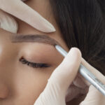 esteticista-haciendo-un-tratamiento-de-microblading-en-las-cejas-de-un-cliente