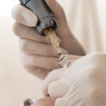 esteticista-realizando-un-procedimiento-de-microblading-en-las-cejas-de-un-cliente (1)