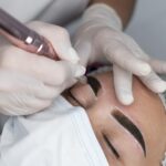 mujer-caucasica-pasando-por-un-tratamiento-de-microblading