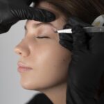 vista-lateral-de-la-mujer-haciendo-sus-cejas