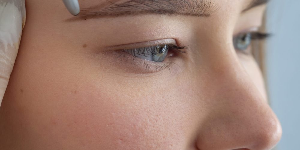 cliente-en-tratamiento-de-microblading